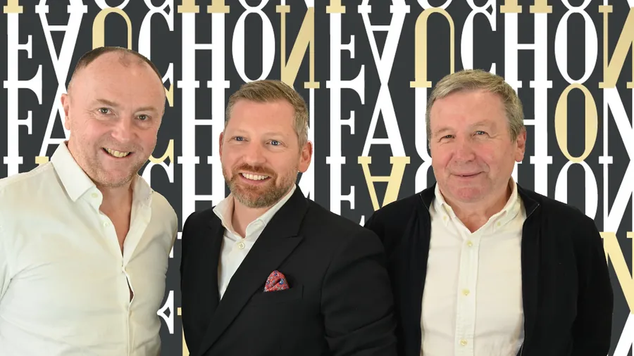 Arnaud Larher y el presidente de Fauchon, Jérôme Tacquard, con otro invitado ante una pared con el logotipo de Fauchon
