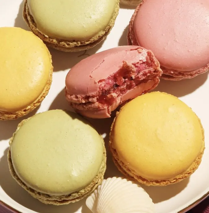 Macarons en rosa, amarillo y verde pistacho, foto de Fauchon