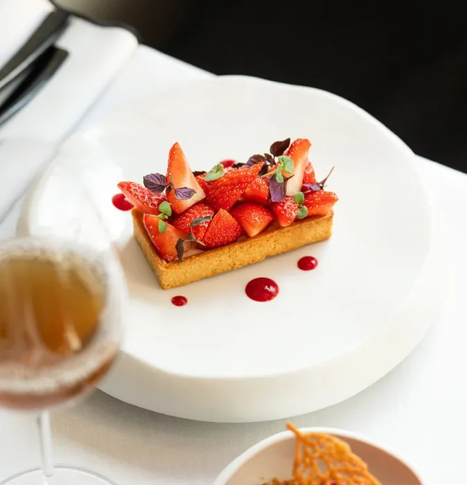 Tarta de fresas en un plato blanco, foto de Fauchon
