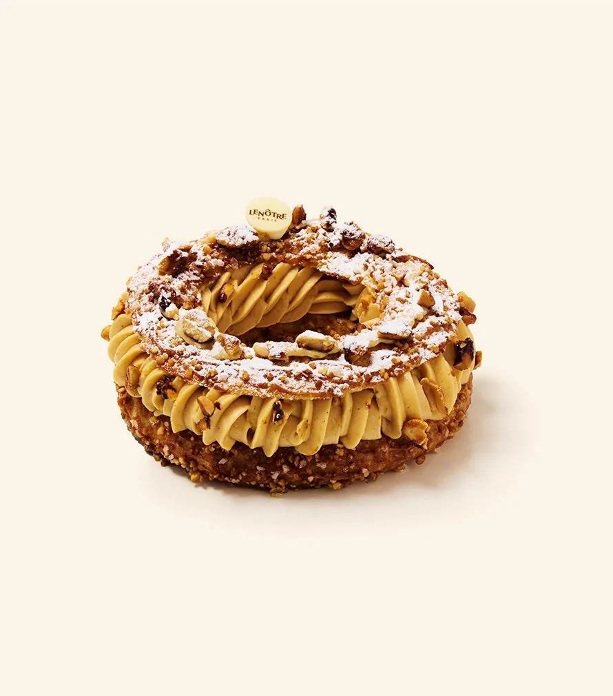 Paris-Brest de cacahuete de Lenôtre con crocantes de cacahuete caramelizado y azúcar glas, foto de Lenôtre